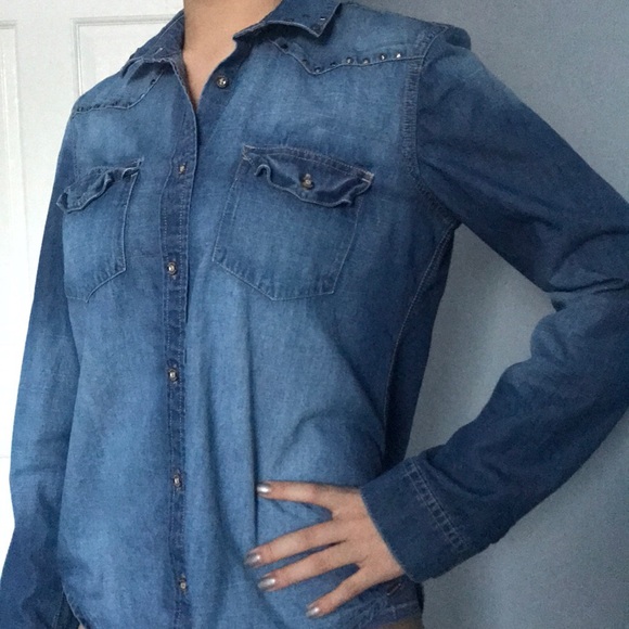 💕Loose Studded Denim Shirt - Picture 1 of 3